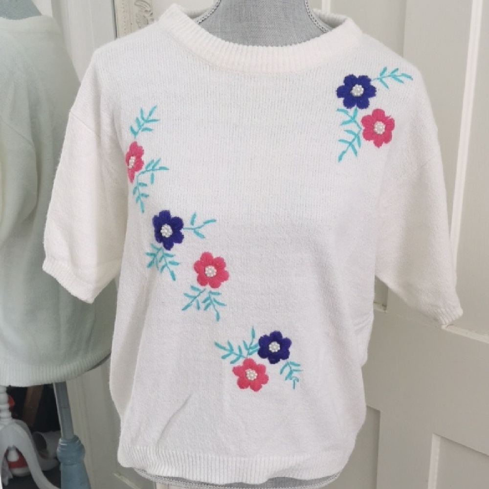 Vintage Country Romance white knit sweater with embroidered flowers and beads. L